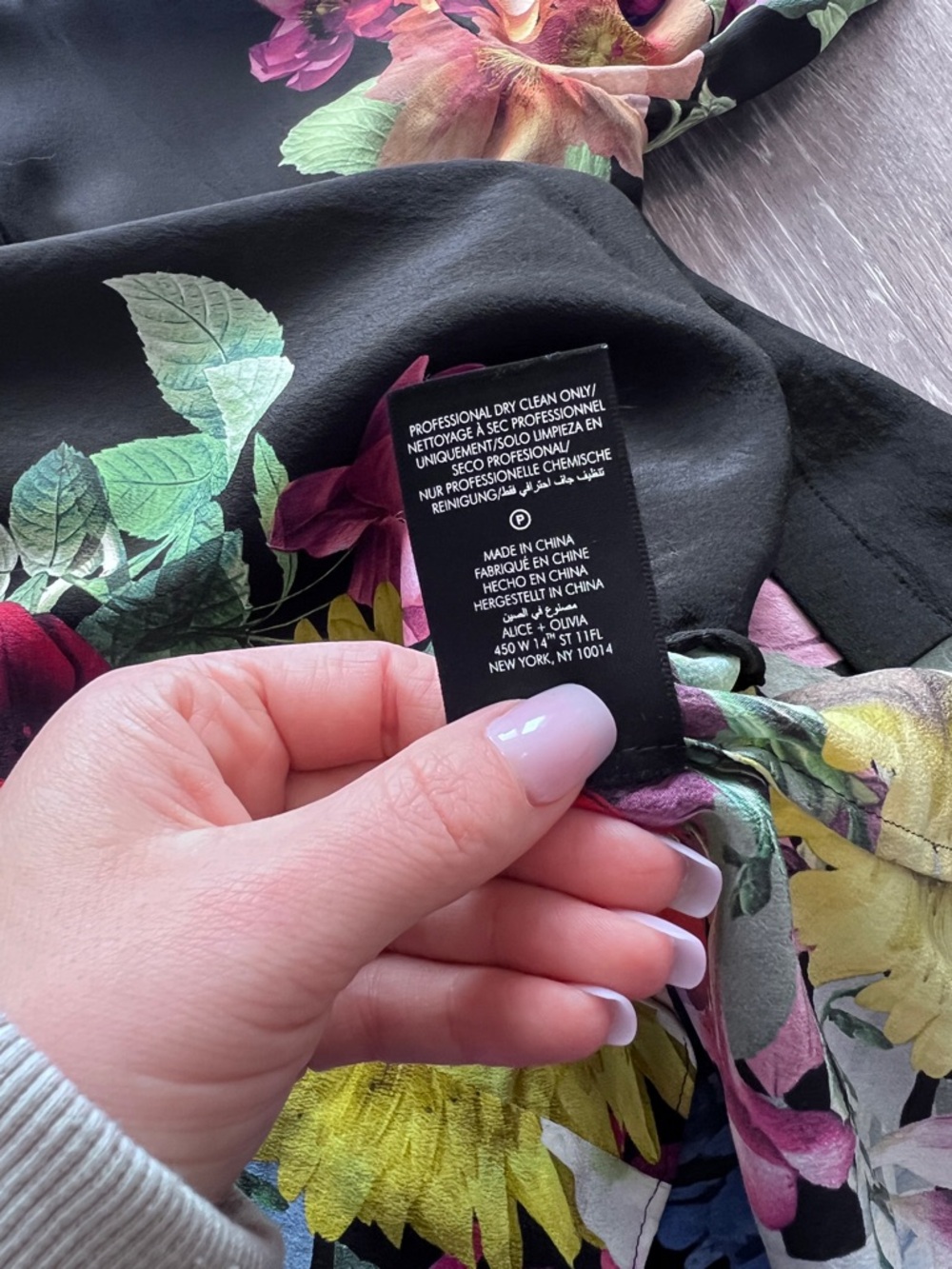 Alice + Olivia Brady 100% silk floral button down blouse - Picture 9 of 11
